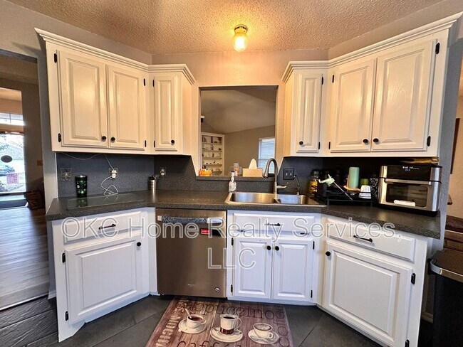 Building Photo - 17316 Valley Crst