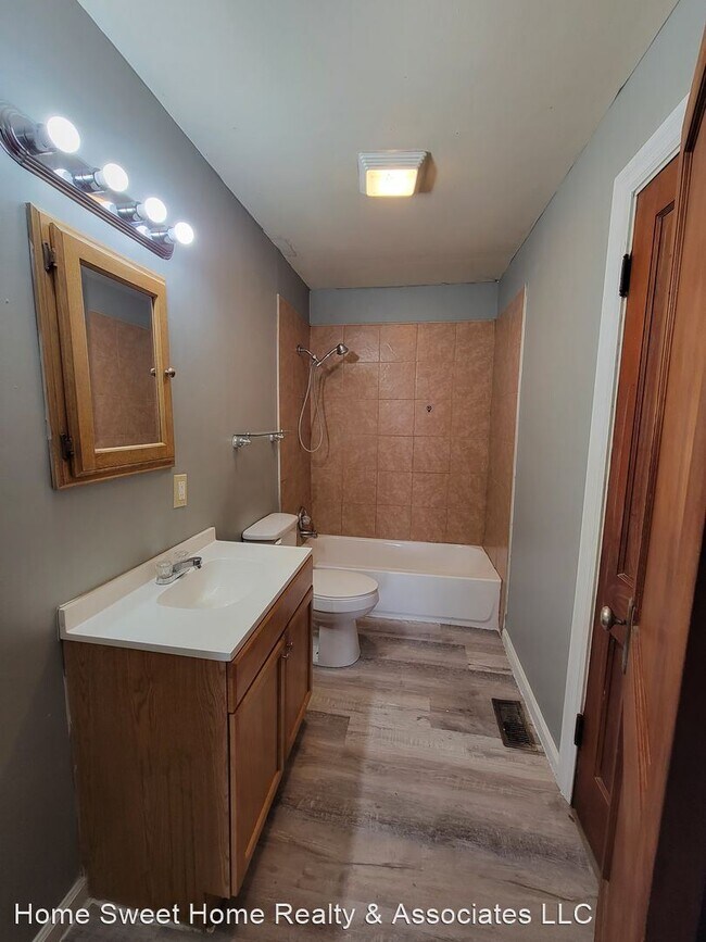 Building Photo - 3 br, 1 bath House - 1890 N Broadway