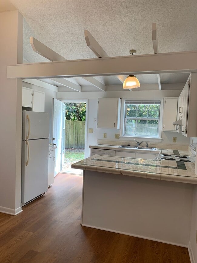 Building Photo - 2 Bedroom 2 Bath Townhome with fenced backyard!