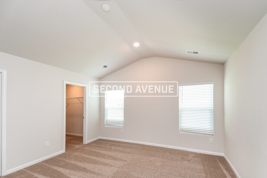 Building Photo - 823 Red Berry Ln