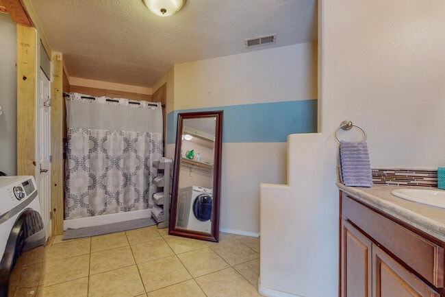 Building Photo - 3010 May Cir SE