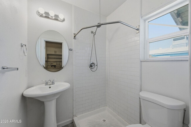 Building Photo - 907 N 22nd Pl
