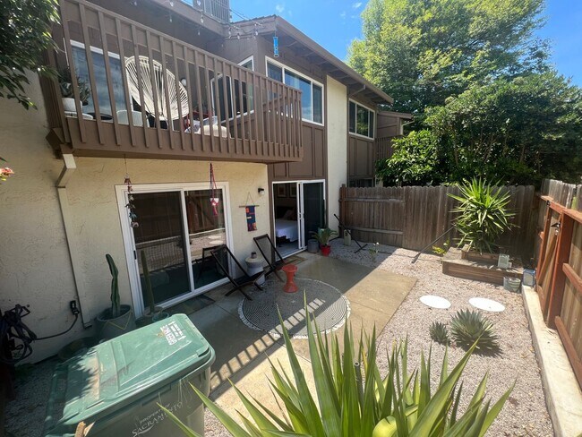 Building Photo - 3 Bed / 2.5 Bath | College Greens Townhome