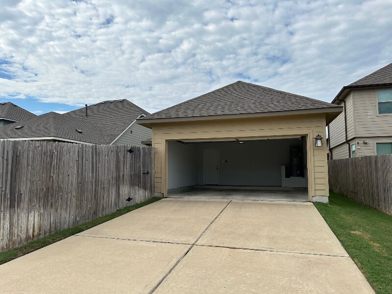 Building Photo - 810 Mineral Wells Ln