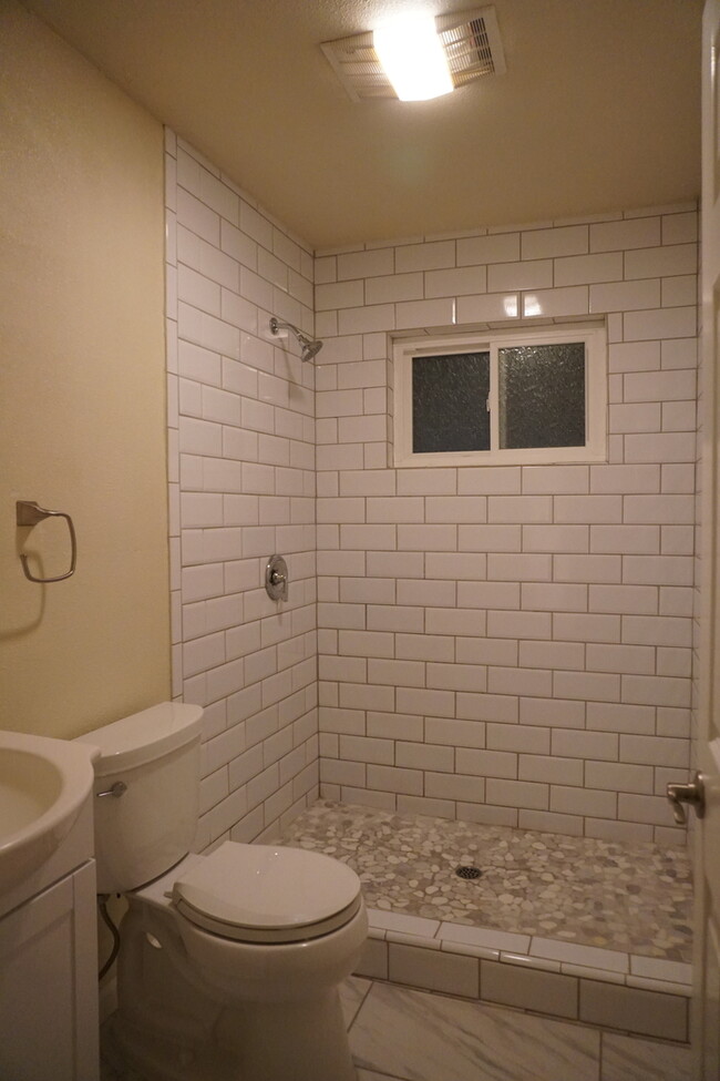 Building Photo - Beautifully remodeled halfplex in desirabl...