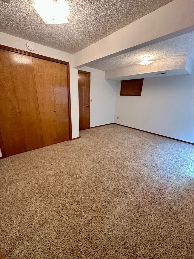 Building Photo - Spacious 4BD w/ A/C in Desirable Briargate...