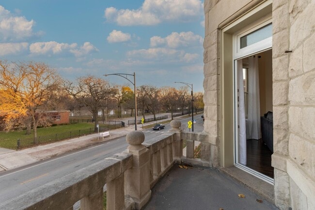 Building Photo - 5536 S King Dr