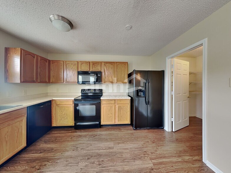 Building Photo - 6805 W Littleton Dr