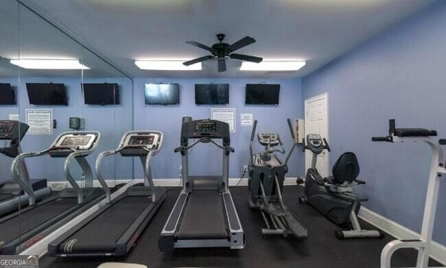 Building Photo - 2700 Pine Tree Rd NE