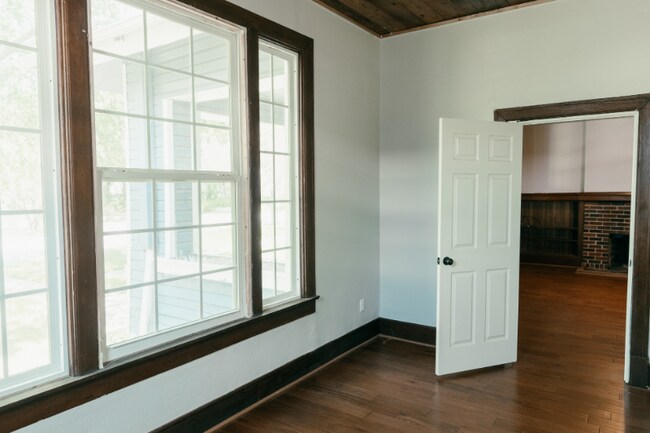 Building Photo - 1002 W Mulberry Ave