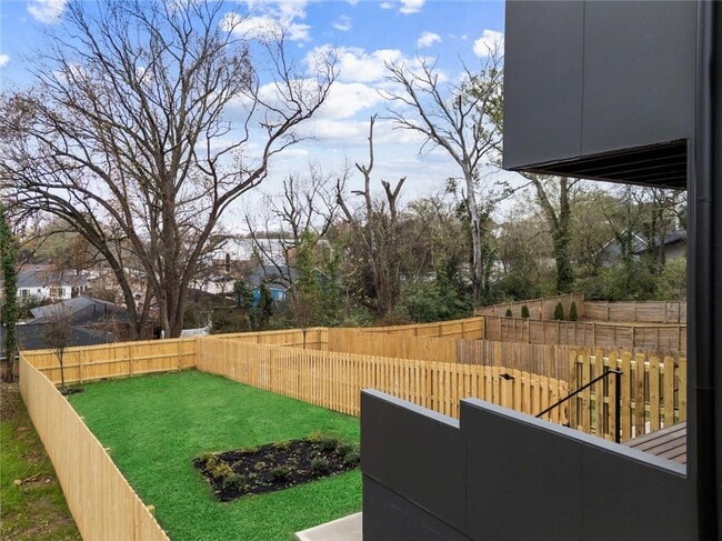 Building Photo - 582 Hope St SW