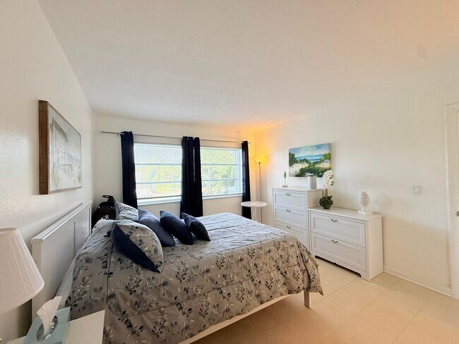 Building Photo - 470 Paradise Isle Blvd