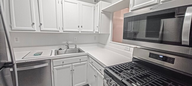 Building Photo - Sunlit 2 Bed 1 Bath, 3 Level Townhome in S...
