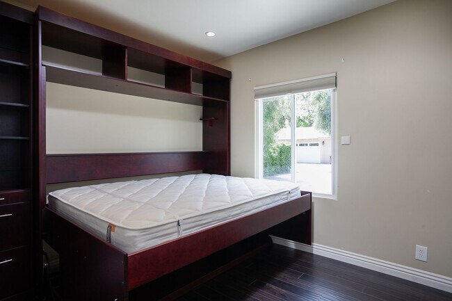 Building Photo - AVAILABLE NOW: Beautifully Remodeled Historic Victorian – 3 Bed / 3 Bath