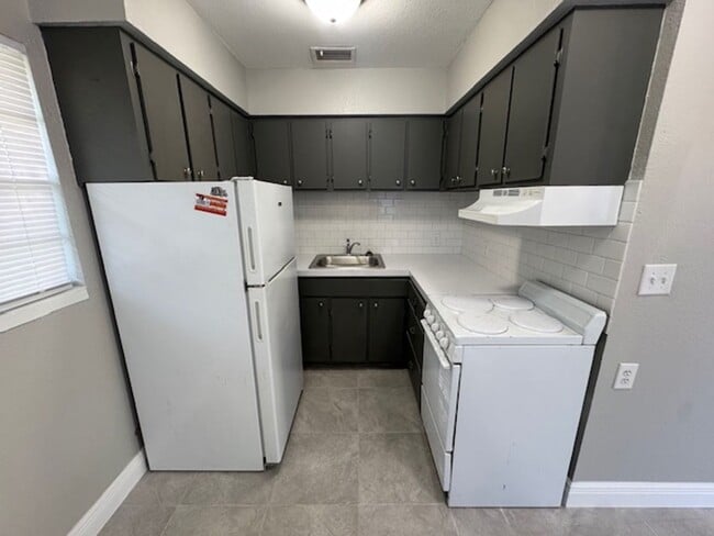 Building Photo - Charming 1 Bedroom