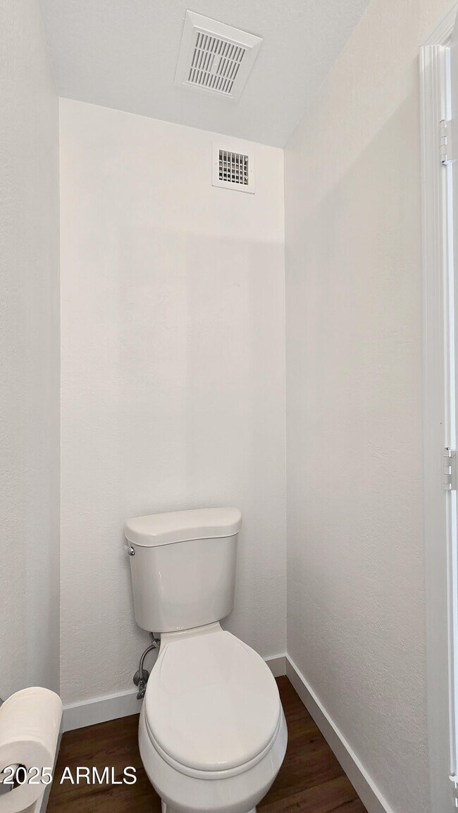 Building Photo - 2119 W Tracy Ln