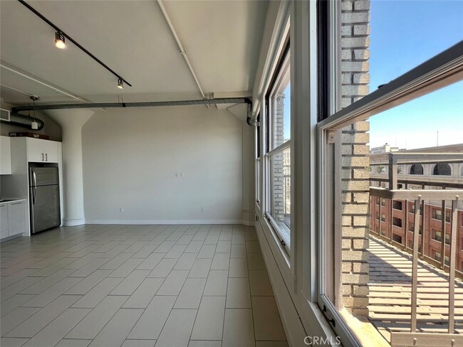 Primary Photo - 939 S Broadway-