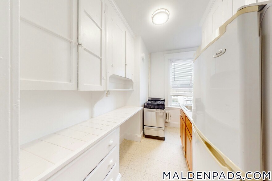 Building Photo - 170 Maple St