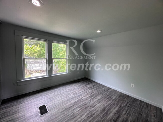 Building Photo - 512 Griffin-