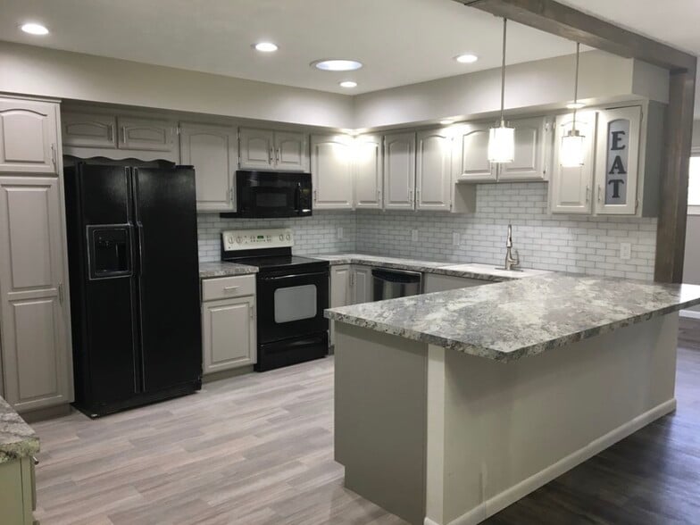 Building Photo - 4905 Cresthaven Dr