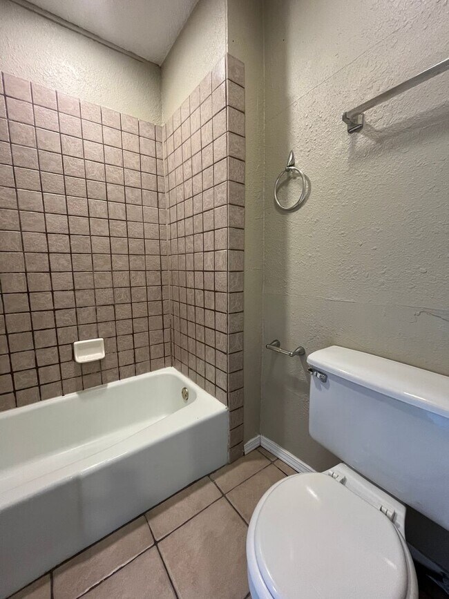 Building Photo - 3 Bedroom 2 Bathroom House!