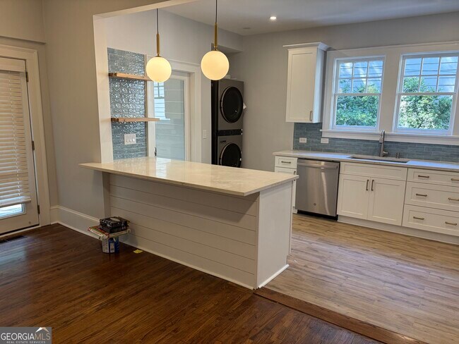 Building Photo - 888 Vedado Way NE