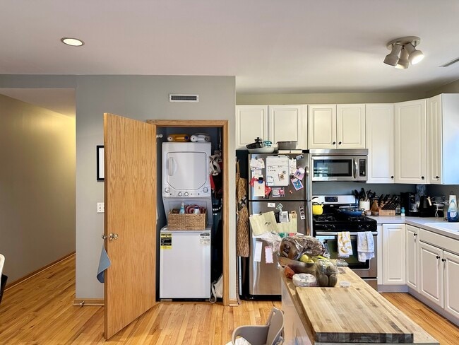Building Photo - 1463 N Leavitt St