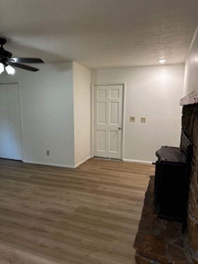 Building Photo - Fully Remodeled Home!