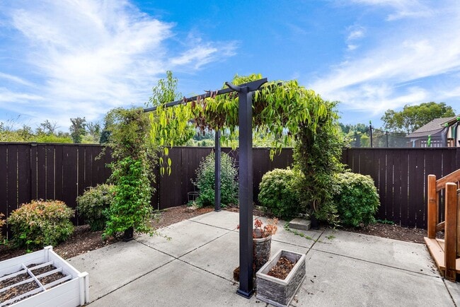 Building Photo - Beautiful 3 bed, 2 bath home in a quiet We...