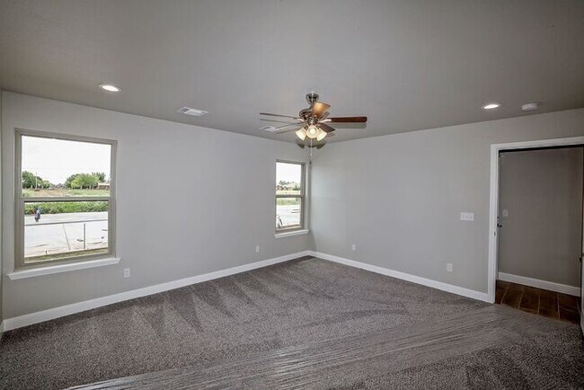 Building Photo - New Construction in City View!