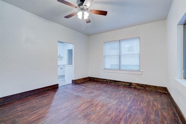 Building Photo - 1328 NE 8th St