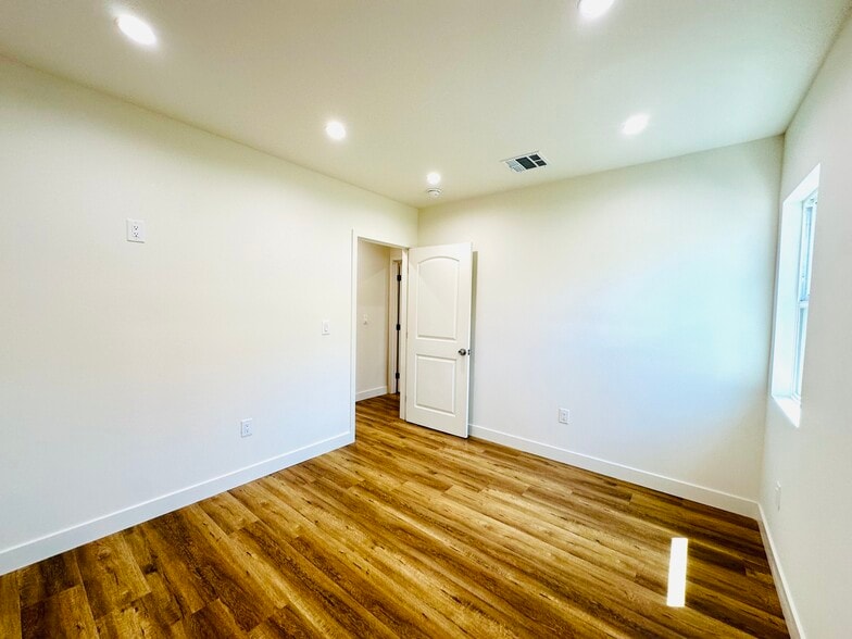 Building Photo - 11104 Oxnard St