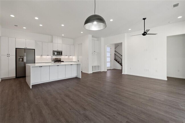Building Photo - 603 Bissonet Ln