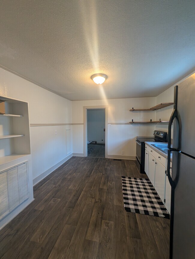 Building Photo - 923 E Valley Dr