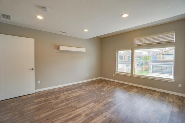 Building Photo - NEWER FOUR BEDROOM NEAR HAZEL DELL
