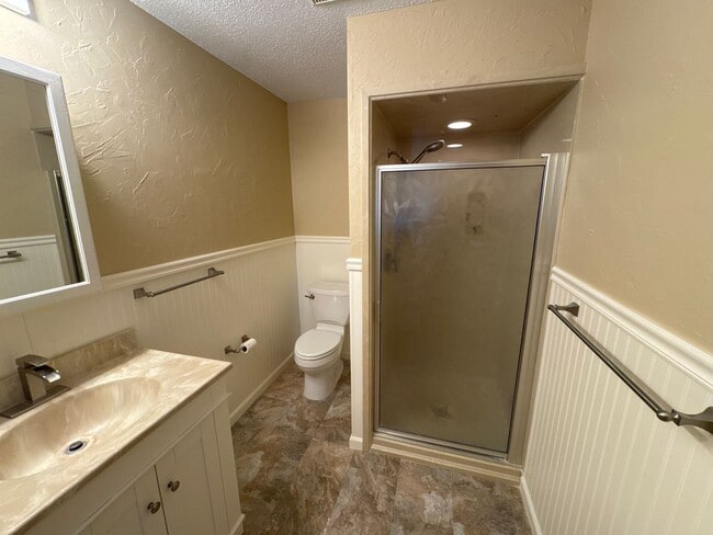 Building Photo - 4 Bedroom 3 Baths Southeast!  $2650