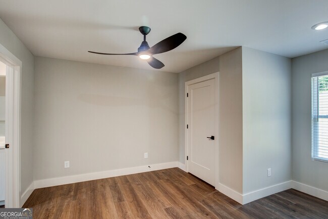 Building Photo - 119 Chateau Dr SE
