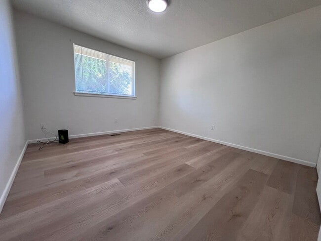 Building Photo - 1106 SW Fox Ct