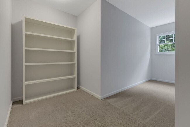 Building Photo - 5535 Thalman Dr
