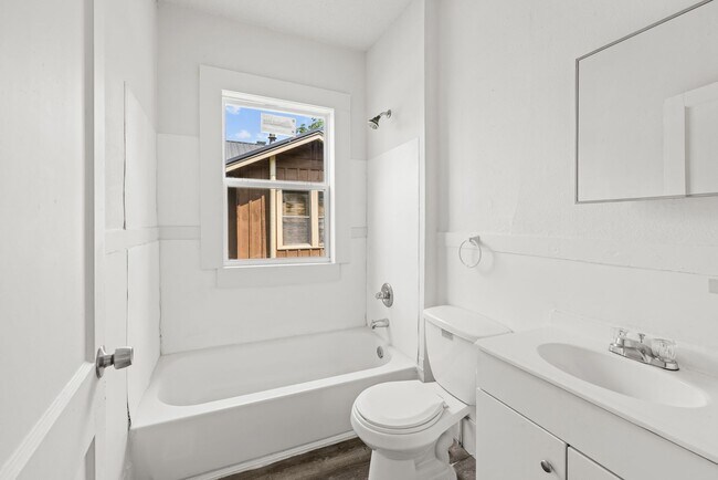 Building Photo - Charming 4 Bedroom, 2 Bathroom house