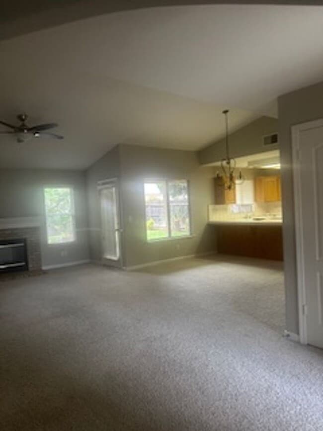 Building Photo - Nice 2 bedroom home + den or office that c...