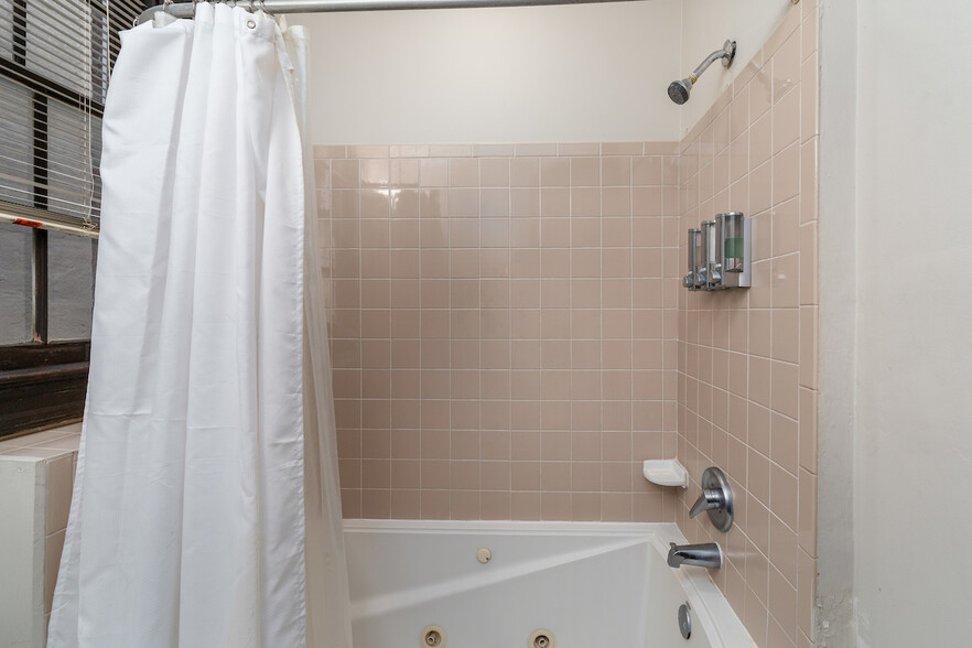 second bathroom, tub/shower combo - 724 13th St SE