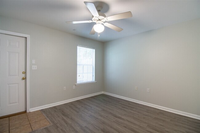 Building Photo - 2738 W Tharpe St