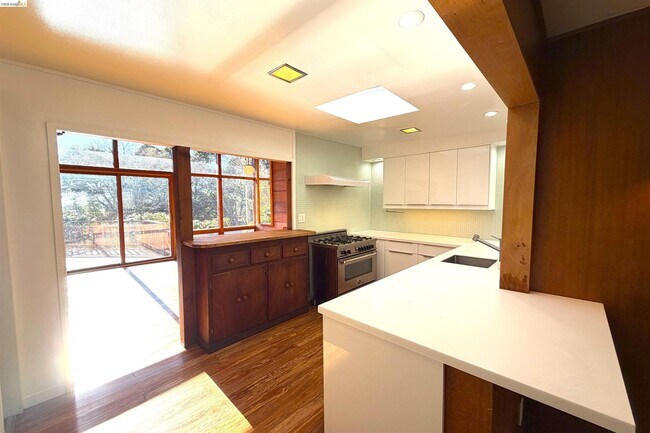 Building Photo - 25 Sunset Dr