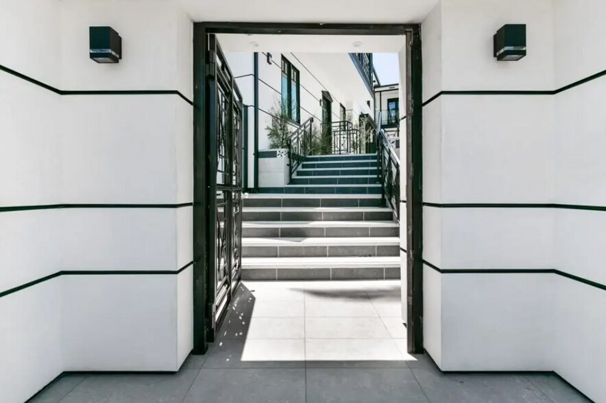 Building Photo - 1307 S Beverly Glen Blvd