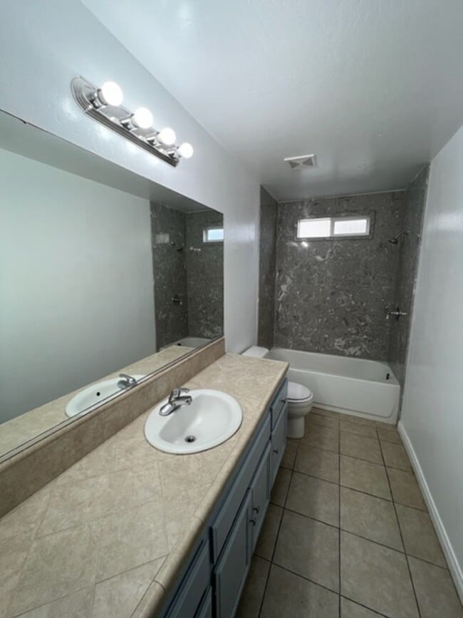 Building Photo - Southwest Bakersfield 4 Bedroom Home