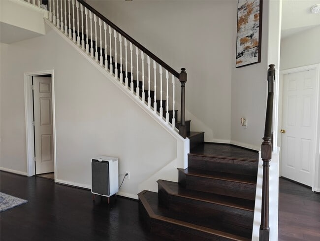 Building Photo - 5902 Mettler Ln