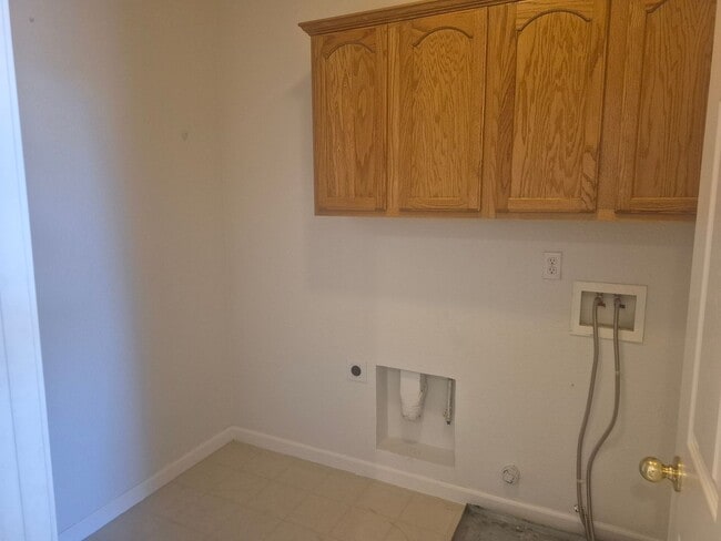 Building Photo - Beautiful 4 Bedroom 2.5 Bath with loft