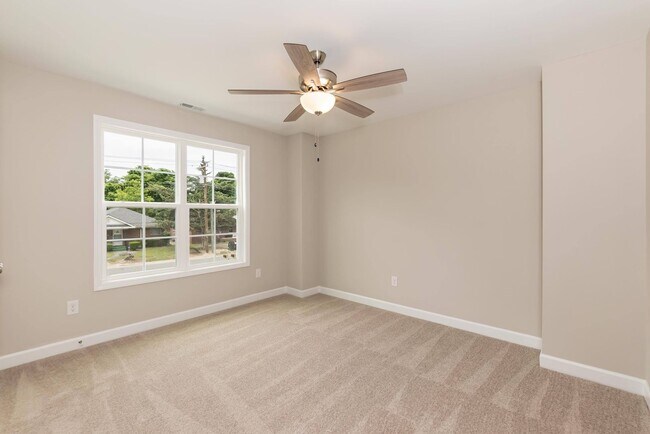 Building Photo - 3 Bed/2.5 Bath Home!