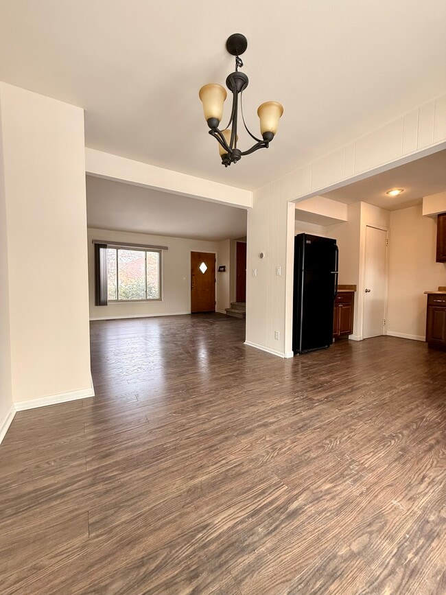 Building Photo - 130 E Farnum Ave